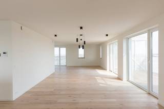 Magnifique appartement de 3 chambres (183 m²) dans la résidence K-Tower.Grâce aux terrasses, vous pourrez profiter d'une vue spectaculaire et imprenable sur les vastes environs de Courtrai.Equipé de tout le confort et de stores électriques.Disposition : - hall d'entrée avec toilettes invités- espace de vie (80m²)- terrasse (23 m², orientée sud)- cuisine ouverte avec lave-vaisselle, four, micro-ondes, cuisinière, évier double, réfrigérateur- chambre principale (14 m²) avec salle de bain attenante, équipée d'une baignoire, d'une douche, d'une double vasque et de toilettes- 2 chambres (12 m² et 12 m²)- 2 terrasses (8 m² et 8 m²)- deuxième salle de bain avec douche et double vasque- 2 débarras- garage souterrain privé fermé, suivi d'un espace de rangement séparé- espace de rangement au deuxième sous-solDans l'ensemble :- disponible à partir de septembre 2026 !- syndic : 50,00 €/mois - paiements anticipés pour la consommation privée de chauffage et d'eau : 70,00 €/moisDésirez-vous une visite ? Alors demandez votre rendez-vous via www.dewaele.com !
