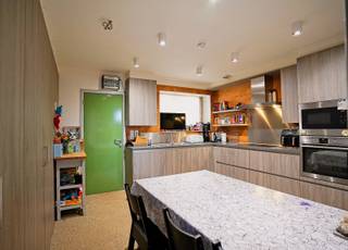 Bent u op zoek naar een woning met potentieel in een rustige, groene buurt? Deze charmante woning biedt alles wat een gezin nodig...