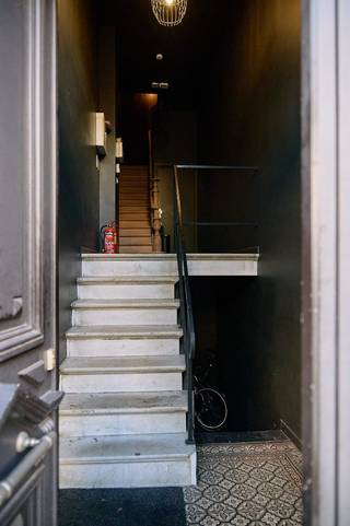 <p>Duplex appartement in oud herenhuis op 't bruisende Zuid</p><p>Op zoek naar een stijlvol en instapklaar appartement op een absolute toplocatie in Antwerpen? Deze duplex in de Karel Rogierstraat tussen de Volkstraat en de Marnixplaats, midden in het levendige Zuid, combineert comfort, karakter en ruimte.</p><p>De hoge plafonds op de bovenverdieping met de ruime living met grote ingebouwde wandkast en eetruimte zorgen voor een ruimtelijk gevoel, zonder inkijk van overburen. Het ruime terras naast de moderne keuken is daarnaast een plaats van licht en rust in de stad en een perfecte plek om met vrienden of familie te barbecuen.</p><p>Beneden zijn er twee slaapkamers, beide met ingemaakte kasten, en een bureau en/of opbergruimte. Door de ligging van het sous-terrain, is je slaapcomfort verzekerd. Bovendien is er een tweede buitenruimte onder het terras naast de master-bedroom die bijvoorbeeld ingericht kan worden als hobby ruimte.</p><p>Lage vaste kosten door eigen beheer van de VME.</p><p>Een reeks meubels zijn optioneel over te nemen. Huidig vermeld EPC attest is van 2014, vernieuwd EPC attest voor verkoop is in opmaak.</p><p>Wens je een bezoek in te plannen, gelieve dan in te schrijven op één van de kijkdagen op zondag 25/10 of zondag 18/11 telkens van 13:00 tot 17:00 via deze link: https://limiter.addonforge.com/limiter?formId=1FAIpQLSdz1GvYZlLvXNbQ9II3OCH1ta7z4rdZKZbC7pmtXfEcbveW3A</p><p>Of neem contact op:</p><p>Akte mogelijk vanaf 31/12/2026.</p><p>Geen immo.</p>