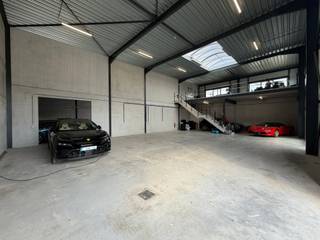 Nieuwbouw KMO-unit van 239 m² te huur in Lede vlak naast de Wichelsesteenweg. De unit van 239 m² beschikt over een mezzanine van 72 m², 6 meter vrije hoogte, 4 parkeerplaatsen, sectionaalpoort en polybetonvloer. Het is mogelijk om de aangrenzende unit van 262 m² bij te huren. <br />Beschikbaar vanaf 15 november 2026.<br /><br />Bij interesse, contacteer Structura.biz voor een bezoek ter plaatse.