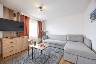Op zoek naar een <strong>instapklare studio</strong> aan zee met een prachtig uitzicht én <strong>toplocatie</strong>? Deze gerenoveerde studio op de 7de verdieping van residentie Zonnekant biedt het allemaal.<br />Gelegen in de Antoine Van Cailliestraat 20, schuin tegenover het <strong>nieuwe casino</strong> van Middelkerke en op slechts enkele stappen van het <strong>strand</strong>, geniet u hier van een uitzonderlijke combinatie van rust, licht en centrale ligging. De studio beschikt over een gezellig en <strong>zonnig terrasje </strong>waar u zowel kan genieten van <strong>zeezicht </strong>als van een open, uitgestrekt zicht over de velden. <br /><br />De studio werd recent <strong>grondig vernieuwd </strong>en is volledig instapklaar:
<ul>
<li>volledig vernieuwde badkamer;</li>
<li>nieuwe PVC-ramen <em>(het EPC werd opgesteld vóór de plaatsing van de nieuwe ramen, waardoor de huidige energiescore in werkelijkheid gunstiger is)</em>;</li>
<li>nieuwe brandwerende inkomdeur;</li>
<li>nieuwe vloeren;</li>
<li>nieuwe kookplaat, vaatwasser, keukenkraan, oven, ...;</li>
<li>stijlvolle nieuwe wandbekleding aan de tv-muur;</li>
<li>nieuwe gordijnen;</li>
<li>de elektrische installatie voldoet aan de huidige normen (conforme elektrische keuring). </li>
</ul>
Er is een aparte berging in de studio én een privatieve kelderberging inbegrepen aanwezig. <br />De meubelstukken zijn inbegrepen, waaronder een slaapzetel, waardoor de studio meteen bruikbaar is als tweede verblijf, investering of voor vakantieverhuur.<br /><br />Dankzij de super centrale ligging bevinden winkels, horeca, openbaar vervoer, de zeedijk en het strand zich allemaal op wandelafstand.<br />Interesse? Neem gerust contact op voor meer informatie of een bezoek ter plaatse.