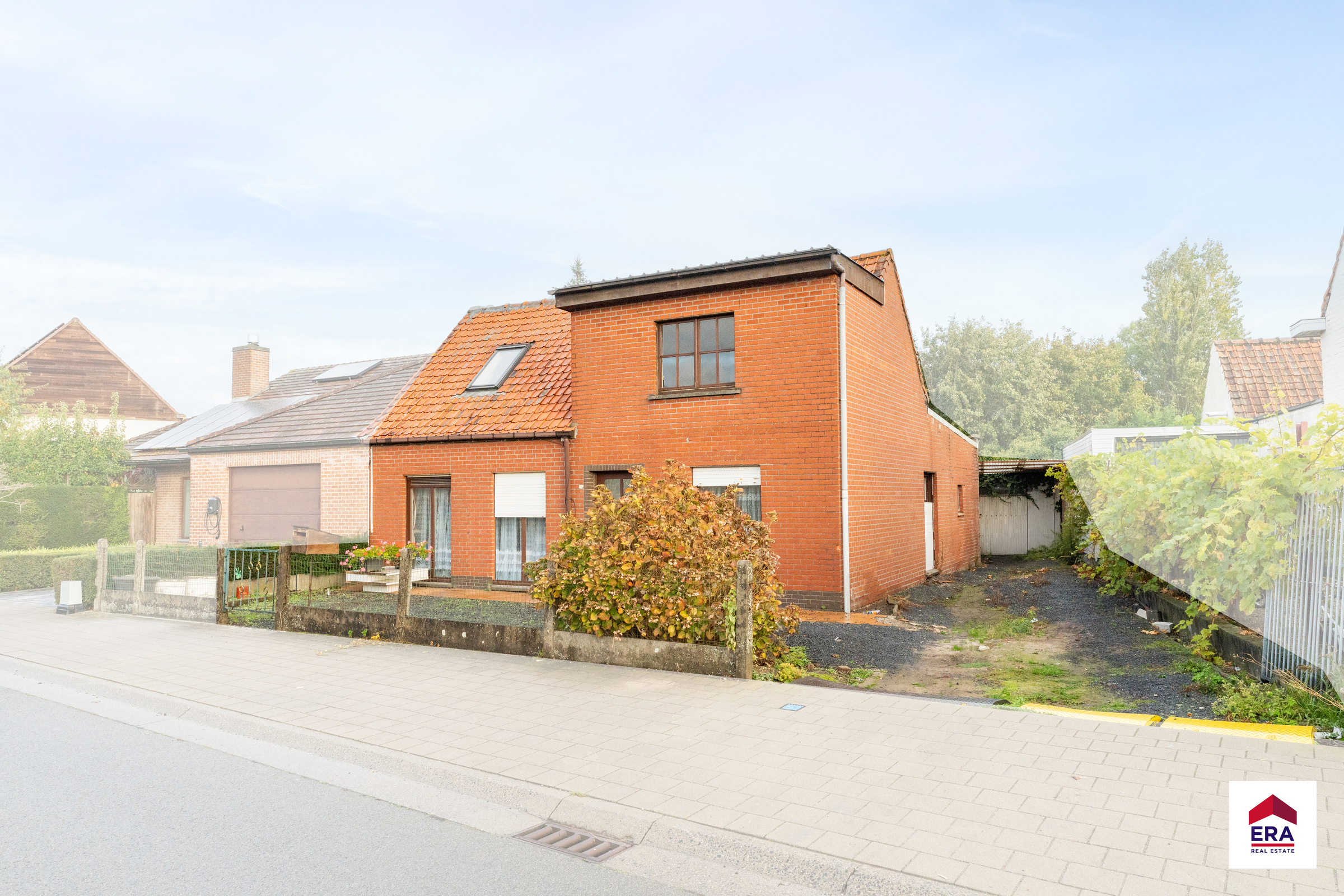 Verzorgde woning met 3/4 slpks op 889m² in Oostrozebeke - foto 1