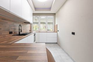 <p>Strategisch gelegen in de stationsbuurt vindt u deze goed onderhouden en energiezuinige woning. Met het openbaar vervoer, winkels en scholen op wandelafstand heeft u hier alle voorzieningen binnen handbereik.</p>
<p>De gelijkvloerse verdieping is uitgerust met vloerverwarming en beschikt over een volledig ingerichte keuken en een ingerichte badkamer met inloopdouche, dubbele wastafel en wc. Achteraan ligt een gezellige tuin. Op de verdiepingen beschikt de woning over 4 ruime slaapkamers en een extra terras op de eerste verdieping.</p>
<p>Dankzij de goede isolatie en een nieuwe condensatieketel beschikt de woning over een lage energiekost en een aangenaam binnenklimaat.</p>
<p>Een praktische, ruim ingerichte woning op een centrale locatie. Contacteer ons voor meer informatie of een bezoek.</p>