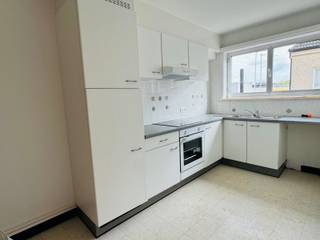 <p>Dit gezellig appartement in het centrum van Temse beschikt over een inkomhal, een lichtrijke woonkamer, een ingerichte keuken met vernieuwde toestellen (frigo met vriesvak, heteluchtoven, inductiekookvuur, dampkap) en aansluitend een berging.</p>
<p>In het appartement zijn 2 ruime slaapkamers (15 m² en 10 m²) aanwezig en de badkamer werd eveneens opgefrist. Vanuit de slaapkamer bereikt u het zonnige terras aan de achterkant van het gebouw.</p>
<p>Het appartement is gelegen op de 1<sup>e</sup> verdieping (geen lift aanwezig) en werd volledig geschilderd en opgefrist. Huurprijs € 765 inclusief gemeenschappelijke kosten. EPC 201. Onmiddellijk beschikbaar.</p>
<p>Zeer centraal gelegen in het centrum van Temse, op wandelafstand van winkels, scholen en openbaar vervoer. Goede verbinding met N16 en E17.</p>