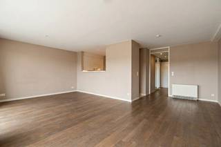 <p><strong>Instapklaar appartement met terras en eigen staanplaats in Waregem</strong></p>

<p>Op zoek naar een comfortabel en instapklaar appartement op een centrale ligging in Waregem? Het appartement beschikt over <strong>een eigen badkamer bij elke slaapkamer</strong>.</p>

<p>Daarnaast beschikt het appartement over een <strong>privékelderberging en een eigen staanplaats</strong>. Dankzij de centrale ligging bevinden het centrum, winkels, scholen en andere voorzieningen zich op korte afstand.</p>

<p>Een ideale combinatie van <strong>comfort, praktische voorzieningen en een centrale ligging</strong>.</p>
Indeling

<ul><li><strong>Leefruimte:</strong> inkomhal met toegang tot een ruime en lichtrijke living met eetplaats en open keuken, ook plaats voor bureau of extra ruimte</li><li><strong>Nachtgedeelte:</strong> twee slaapkamers, elk met een eigen badkamer (douche, bad en lavabo's)</li><li><strong>Buiten:</strong> ruim terras</li><li><strong>Parking:</strong> eigen staanplaats en ruime kelderberging. Een garagebox kan optioneel worden bijgekocht voor € 25.000.</li></ul>
Troeven

<ul><li>Instapklaar</li><li>Ruim terras</li><li>EPC-label B</li><li>Eigen staanplaats in het centrum van Waregem</li><li>Twee slaapkamers, elk met een eigen badkamer</li><li>Optie om een garagebox bij te kopen voor € 25.000</li></ul>
<strong>Interesse of een bezoek plannen?</strong> Contacteer Sofie Bossuyt van ERA Bossuyt via 0474 22 21 82 of sofie@immobossuyt.be.