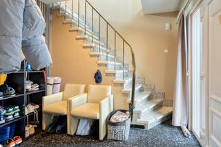 Op een uitstekende locatie vlakbij centrum Itegem, bevindt zich deze verrassend ruime gezinswoning met 4 slaapkamers en buitenzwembad.<br /> <br />Deze vrijstaande woning is gelegen in een rustige, kindvriendelijke straat op wandelafstand van centrum Itegem wat ervoor zorgt dat winkels, scholen en openbaar vervoer binnen handbereik zijn. Het provinciaal groendomein 'de Averegten', bevindt zich vlakbij. <br /><br />We betreden de woning langs de inkomhal dewelke op haar beurt toegang geeft tot de bovenverdieping alsook tot de ruime leefruimte voorzien van eetplaats en zithoek. Aansluitend treffen we de ingerichte keuken voorzien van hedendaagse toestellen en voldoende kastruimte. Verder is er op het gelijkvloers een gastentoilet, berging/wasplaats alsook polyvalente ruimte met aparte inkom, ideaal voor kleine zelfstandigen of hobbyisten.<br /><br />Terug in de inkomhal leidt de trap ons tot de 1 ste verdieping. Hier biedt de overloop toegang tot 4 gunstige slaapkamers en badkamer. De overloop geeft connectie tot de bergzolder via schuiftrap.<br /><br />Tot slot geniet de woning een prachtige veranda waar het heerlijk vertoeven is, een verwarmd buitenzwembad en zeer ruime tuinberging, ideaal als extra opbergruimte.<br /><br />Bijzonderheden: residentiële buurt, EPC label D, conform elektriciteitsattest, 18 zonnepanelen,…<br /><br />Charmante eengezinswoning vlakbij centrum Itegem dat zeer zeker uw bezoek waard is.