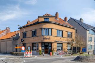 Dit veelzijdige gebouw voor gemengd gebruik biedt een unieke combinatie van wonen en ondernemen. De eigendom omvat een karaktervolle polyvalente...