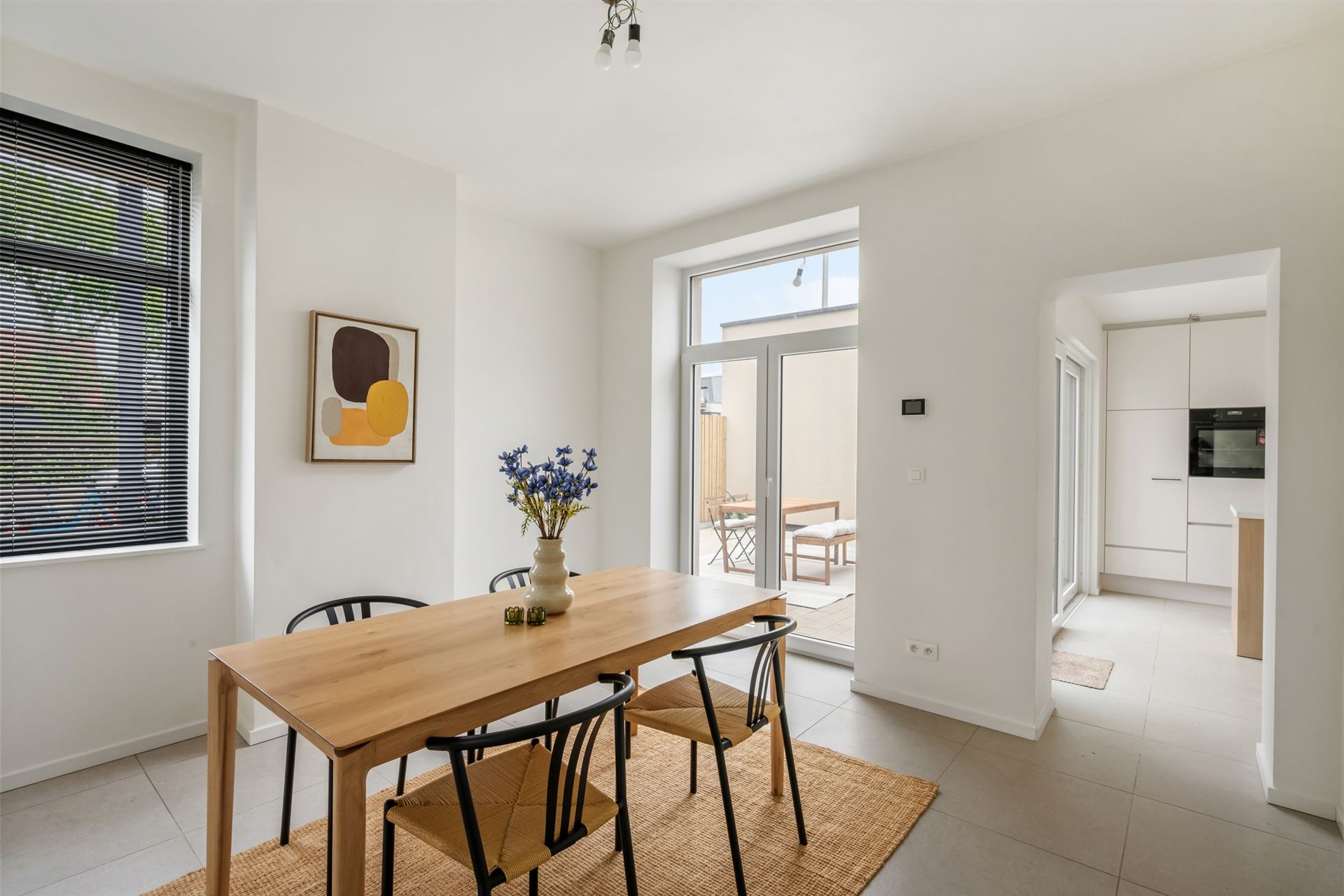 Kwalitatief gerenoveerde woning met 3 slk en leuk terras! - foto 4