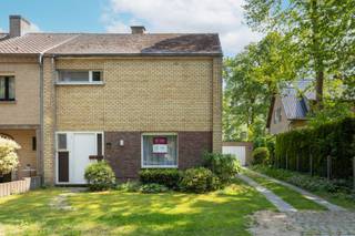 <span>Op een gegeerde locatie in Sint-Kruis wordt deze halfopen woning te koop aangeboden, met 3 slaapkamers, aparte garage en een prachtige zongerichte tuin (perceel van 693 m²).</span><br /><br /><span>Het gelijkvloers bestaat uit een praktsiche inkomhal met ingemaakte kasten en apart toilet, een lichtrijke leefruimte en een te renoveren keuken met zicht op de heerlijke tuin. De eerste verdieping biedt 3 slaapkamers en een praktische badkamer (ligbad, toilet en wastafel). Bovendien is er nog een ruime zolder aanwezig, bereikbaar via een valtrap in de gang. Naast de woning is er een grote oprit met aparte garage, wasruimte en een tuinberging.</span><br /><br /><span>De woning bevindt zich in een residentiële en kindvriendelijke buurt te Sint-Kruis, vlakbij alle voorzieningen en middenin een groenrijke omgeving (Paalbos, Ryckeveldebos en Gemene Weidebeek op een boogscheut).</span><br /><br /><span>Dit renovatiepand (huidig EPC F) met typische jaren-70 elementen kan omgetoverd worden tot de perfecte gezinswoning. Alle voorzieningen zijn aanwezig, waardoor het eventueel mogelijk is om de woning onmiddellijk te betrekken en in fasen te renoveren.</span><br /><br /><span>Aarzel niet om deze buitenkans te bezichtigen en contacteer Els van Immo de Stoute!</span>
