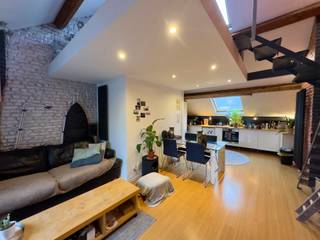 Elsene, vlakbij het Fernand Coq plein en vlakbij de Europese instellingen, op een steenworp afstand van transport en winkels, GEMEUBILEERDE studio met een slaapruimte van ±38m² op de 3e verdieping bestaande uit een inkomhal met toilet, een woonkamer ±30m² met een terras van ±3m², een ingerichte keuken, een douchekamer, een slaapruimte op de mezzanine van ±4m². Gemeenschappelijke wasmachine op de 1e verdieping. Voorziening voor lasten van 150€/maand (gemeenschappelijk - water - verwarming - internet). Beschikbaar voor 01/02/2026 ! PEB G. Afmetingen ter informatie.