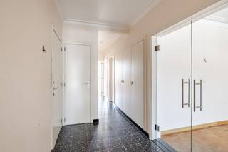 <p><span>Afspraak BEZOEKDAG TELEFONISCH via Jari Wante op 0470/21.14.82</span></p><p><span> </span></p><p><span>Op een topligging in Wetteren vinden we dit ruime energiezuinige appartement op de tweede verdieping in residentie Esmeralda. Het is zeer gunstig gelegen in de directe nabijheid van alle nodige voorzieningen zoals scholen, winkels en het openbaar vervoer met het station vlakbij. Bovendien geniet u van </span></p><p><span>een vlotte verbinding naar de belangrijkste invalswegen.</span></p><p><span> </span></p><p><span>De indeling is als volgt: inkomhal met vestiaire en gastentoilet, ruime en lichtrijke leefruimte met toegang tot de vernieuwde keuken die voorzien is van een kookplaat, vaatwasser, ingebouwde frigo en combi-oven. Aansluitend is een berging voorzien. Achtergelegen vinden we 3 slaapkamers en een badkamer die voorzien is van een douche in bad, tweede toilet en badkamermeubel. Tot slot beschikt dit appartement over 2 terrassen en een kelderberging.</span></p><p><span> </span></p><p><span>Optioneel kan er een garage bijgekocht worden.</span></p><p><span> </span></p><p><span>EPC: 186 kWh/ (m² jaar) – Label B<br />Asbestveilig<br />Cv op gas</span></p><p><span> </span></p><p><span>Alle documenten en syndicale info zijn te raadplegen op www.immo-zone.be</span></p><p><span> </span></p>