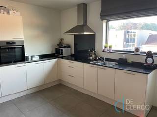 <p>Dit appartement bevindt zich in het dorp van Zeveneken en op korte afstand van het centrum van Lochristi. Dichtbij alle handelszaken, scholen en bushaltes.<br />Het mooi modern afgewerkt appartement is gelegen op de tweede verdieping van een residentie met 10 entiteiten dus héél gemoedelijk en gezellig om te wonen!<br />Het pand omvat een inkom, een ingerichte moderne keuken, een leefruimte , een badkamer met dubbele lavabo, douche en bad, 3 slaapkamers, een afzonderlijk toilet en een berging.<br />Er is een ruim terras gelegen aan de zonnekant met een berging. Aan de achterzijde van het gebouw is een staanplaats voorzien.<br />Het app is héél energiezuinig en het verbruik zal met een E peil van 54 peil quasi miniem zijn. <br />Uw contactpersoon voor dit appartement is Leen De Clercq, afspraken kunnen via mail naar leen@vastgoed-dc.be worden vastgelegd.</p><p><span><span> </span></span></p><p><span><span> </span></span></p><p><span><span> </span></span></p>