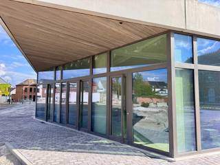 Bent u op zoek naar een strategisch gelegen commerciële ruimte in het hart van Lier?<br /><br />Binnen het stijlvolle project <strong>Het Academisch Kwartier </strong>bieden wij een <strong>casco handelsruimte van 110,80 m²</strong> te koop aan, gelegen op het gelijkvloers met <strong>zicht op het publiek toegankelijke binnenplein Willem I-plein (in aanleg)</strong>.<br />Dankzij de casco oplevering geniet u van volledige vrijheid om de indeling en afwerking af te stemmen op uw activiteit.<br /><br />De commerciële ruimte maakt deel uit van <strong>De Lesselier</strong>, de tweede fase van Het Academisch Kwartier. Dit hedendaags woonproject bevindt zich pal in het centrum van Lier, tussen de gerenoveerde Normaalschool en nieuwe groene stadspleinen.<br /><br />De site combineert historische charme met moderne architectuur en duurzaamheid. Dankzij de ondergrondse parkeergarage, fietsenstallingen en de autoluwe inrichting van de omgeving is het hier aangenaam ondernemen.<br /><br />Bent u ondernemer of investeerder en wilt u uw zaak vestigen op een toekomstgerichte toplocatie in Lier?<br /><br />Contacteer ons voor meer informatie, plannen of een vrijblijvend gesprek op het nummer <strong>03/337.50.70</strong> of <strong>info@vbvastgoed.be</strong>. 