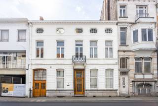 Deze karaktervolle herenwoning ligt in het centrum van Aalst en heeft een grote bewoonbare oppervlakte van 473 m². Op het gelijkvloers vindt u de inkomhal, een keuken en een leefruimte met zicht op de tuin. Daarboven bevindt zich nog een tweede leefruimte. De tussenverdieping heeft een extra kamer. Op de eerste verdieping liggen de nachthal, drie slaapkamers en twee badkamers. Via een vaste trap komt u op de zolder, die nog uitgebreid kan worden. Het huis beschikt ook over een garage (ideaal als fietsenberging) en een droge kelder. Buiten ligt een zuidgerichte tuin van 15 are met een bijhuis. De woning heeft centrale verwarming op stookolie. Optioneel is ook het pand in de Peperstraat 36 te koop voor 300.000€. Dit pand bestaat uit een appartement en garage. Een uitzonderlijke kans op een toplocatie!