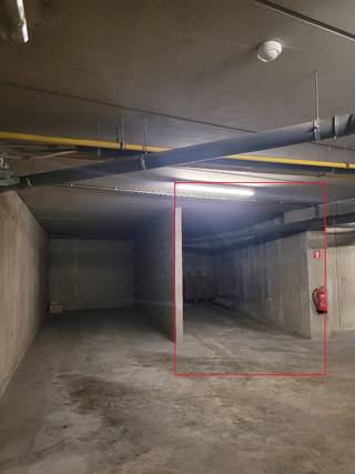 De parkeerkelder en autostaanplaats zijn goed bereikbaar en bieden ruimte voor auto's, motoren en fietsen. De autostaanplaats is redelijk afgelegen...