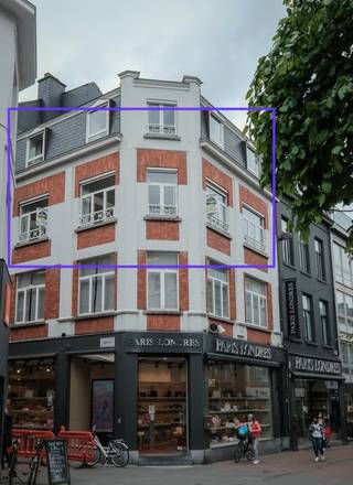 Prachtige ruime Duplex met lift van 125m2 gelegen op Demerstraat 14 3500 Hasselt. <br /><br />Deze duplex is gelegen pal in het bruisende centrum van Hasselt op de hoek van de Demerstraat met de Walputstraat. Het betreft de 2de en 3de verdieping van het gebouw waar ook de bekende winkel PARIS LONDRES is gesitueerd. Vanuit het appartement ben je in enkele minuten te voet naar de grote markt of naar je favoriete winkel.<br /><br />De duplex is de enige woonunit in dit pand! Via de ingang langs de winkel kom je terecht in de inkomhal, die toegang geeft tot de privékelder en de lift. Deze lift is privé voor u als bewoner en kan zelfs tot de slaapvertrekken op de 3de verdieping gaan!! Voor de 3de verdieping is dit nog extra beveiligd met een sleutel.<br /><br />Bij het binnenkomen van het volledig gerenoveerde appartement zien we direct de grote leefruimte die uitgeeft op de hoek van het appartement. De vele raampartijen zorgen hier voor een enorme lichtinval en een mooi zit op de winkelstraat in Hasselt. Verder is er op het tweede verdiep nog een ruime keuken en een toilet met handwasbak. Via de trap ( of de lift) bereik je het derde verdiep. Hier zijn direct 3 ruime slaapkamers te vinden. 1 van de slaapkamers heeft ook een aparte douchekamer. Verder vinden we nog een toilet, een wasplaats en de volledig vernieuwde badkamer met inloopdouche, bad en meubel met dubbele lavabo.<br /><br />Er is de mogelijkheid om een autostandplaats bij te huren in de directe omgeving.<br /><br />Alle ramen in het appartement zijn altijd voorzien van zonnewering. <br /><br />Enkele pluspunten van deze mooie duplex<br /><br />+ centrum Hasselt<br />+ zeer smaakvol gerenoveerd.<br />+ lift die ook naar het 3de verdiep kan ( privé!)<br />+ zeer veel lichtinval met prachtig zicht op de winkelstraat<br />+ parkeerplaatsen dichtbij!<br /><br />Wil je meer informatie over deze prachtige duplex of een bezoek ter plaatse? Contracteer Valere Vangeel via 0472 323424 of valere@vestio.com.<br /><br /><br /> 