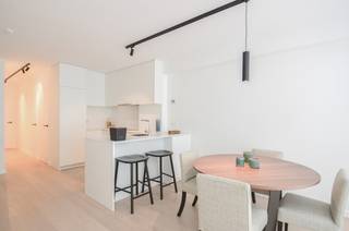 Tijdloos, recent volledig gerenoveerd appartement met zijdelings zeezicht gelegen nabij het Albertplein en Driehoeksplein. Indeling: Inkom...