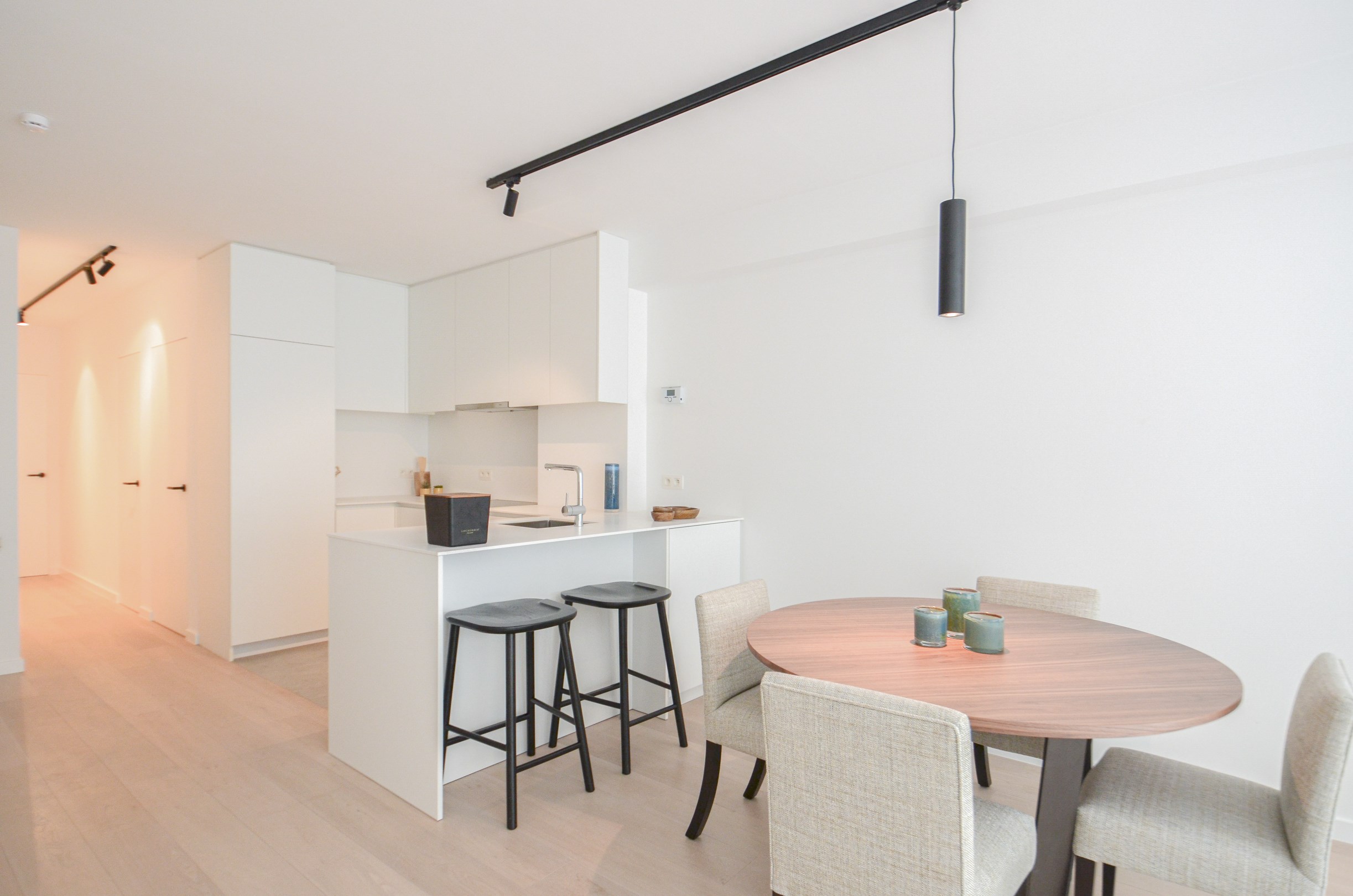 Tijdloos, recent volledig gerenoveerd appartement met zijdelings zeezicht gelegen in het Zoute. - foto 2