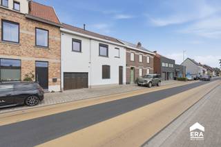 <p>&amp;#127969; Ruime gezinswoning met 4 slaapkamers, zuidgerichte tuin en tal van mogelijkheden!</p>

<p>Bent u op zoek naar een ruime gezinswoning met een uitstekende ligging nabij het centrum van Hooglede? Dan is deze deels gerenoveerde woning op een perceel van 746 m² zeker een bezoek waard! ✨</p>

<p>Via de inkomhal  komt u in de lichtrijke leefruimte, waar gezelligheid en comfort centraal staan. De aansluitende keuken geeft uit op de veranda, vanwaar u het hele jaar door geniet van een prachtig zicht op de zuidgerichte tuin. ☀️&amp;#127807; Daarnaast beschikt het gelijkvloers over een praktische berging en een inpandige garage. &amp;#128663;</p>

<p>Op de eerste verdieping bevinden zich vier volwaardige slaapkamers en een badkamer met ligbad, lavabo en toilet. Ideaal voor een groot gezin of voor wie extra ruimte wenst voor een bureau, hobbykamer of dressing. &amp;#128719;️</p>

<p>Ook de geïsoleerde zolder biedt heel wat mogelijkheden. Mits verdere afwerking kan deze perfect ingericht worden als extra slaapkamer(s), speelruimte of hobbykamer. &amp;#128230;</p>

<h3>&amp;#127775; Reeds uitgevoerde renovaties:</h3>

<p>✔️ Recente centrale verwarming op aardgas</p>

<p>✔️ Nieuwe ramen met hoogrendementsglas en elektrische rolluiken</p>

<p>✔️ Volledig vernieuwd en geïsoleerd dak</p>

<p>✔️ Vernieuwde elektriciteitsinstallatie</p>

<p>Dankzij deze belangrijke investeringen geniet u van een solide basis, terwijl u de woning verder naar eigen smaak kunt afwerken. &amp;#127912;</p>

<p>&amp;#128155; Een ruime woning met een zonnige tuin, vier slaapkamers en een uitstekende ligging. Ontdek zelf het potentieel en plan vandaag nog uw bezoek!</p>
