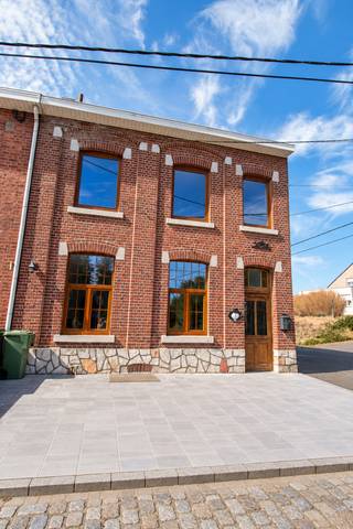 <p>Op slecht 3 minuten van het historische centrum van Tongeren vinden we deze volledig gerenoveerde woning terug. De woning is gelegen langs een fietsroute en een unieke kans voor wie op zoek is naar een combinatie van werk en leefruimte op een mooie locatie.</p>
<p>De woning heeft voor de renovatie dienstgedaan als gezellige bruin café waarbij de prachtige oude vloertegels en de bruine toog een mooi voorbeeld van zijn.</p>
<p>Ook voor hier een gezellig thuis van maken biedt deze woning tal van voordelen. Alle drie verdiepingen zijn in gebruik zodat hier een zee van plaats ontstaat voor een inrichting naar keuze.</p>
<p>De verschillende ruimtes kunnen naar hartenlust ingedeeld worden en bieden minsten plaats aan 4 slaapkamers.</p>
<p>Ook de leefruimte en badkamer zijn een echt mooi staaltje van het artistieke combineren met een moderne uitstraling.</p>
<p>Er is buiten voldoende parkeerplaats en het terras aan de voorzijde kan een echte lounge plaats worden.</p>
<p>Nieuwsgiering naar dit pand? Mail ons snel voor een bezoek ter plaatse.</p>