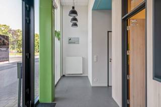 <p><span>Veelzijdig handelspand/kantoor (84 m²) op toplocatie in de moderne wijk Regatta!</span></p><p><span>Bent u op zoek naar de perfecte plek voor uw praktijk, kantoor, winkel of vrije beroep? Dit uitstekend gelegen gelijkvloers pand van ca. 84 m² (cfr. EPC) aan de Blancefloerlaan 303 op Antwerpen-Linkeroever biedt een waaier aan mogelijkheden! Het pand maakt deel uit van een recent gebouw uit 2013 in de jonge, bruisende wijk Regatta. Met een gunstig EPC B-label, uitstekende visibiliteit en een doordachte indeling is dit de ideale uitvalsbasis voor een zorgeloze en succesvolle professionele toekomst.</span></p><p><span> </span></p><p><span>Indeling &amp; Flexibele mogelijkheden</span></p><p><span>Het pand werd voorheen gebruikt als dokterspraktijk en is momenteel ingedeeld in een onthaal/wachtruimte en verschillende afzonderlijke spreek- of werkkamers. Dankzij deze opbouw is het pand meteen instapklaar voor medische en paramedische beroepen, therapeuten, zakelijke dienstverleners of vrije beroepen.</span></p><p><span> </span></p><p><span>Liever een open indeling? De structuur laat zich heel eenvoudig aanpassen naar een ruime open kantoorruimte, een stijlvolle showroom of een moderne winkelruimte. Een apart toilet en de nodige sanitaire voorzieningen zijn uiteraard reeds aanwezig.</span></p><p><span> </span></p><p><span>Bouwjaar &amp; Energiezuinigheid</span></p><p><span>Als onderdeel van een modern project uit 2013 voldoet de ruimte aan hedendaagse bouwnormen. Dankzij de uitstekende isolatie en kwalitatieve materialen geniet u van een gunstig EPC B-label, wat zorgt voor lage energiekosten en een aangenaam werkklimaat doorheen het hele jaar.</span></p><p><span> </span></p><p><span>Absolute toplocatie: De Regatta-wijk</span></p><p><span>Het pand heeft een uitstekende visibiliteit langs de Blancefloerlaan en is optimaal bereikbaar. De wijk Regatta staat bekend om haar dynamische mix van wonen, werken en ontspannen nabij de Galgenweel. De tram stopt vrijwel voor de deur, waardoor u een directe en snelle verbinding heeft met het centrum van Antwerpen. Bovendien zijn de op- en afritten van de Antwerpse Ring en de E17/E34 vlakbij, wat parkeer- en bereikbaarheidsgemak garandeert voor u en uw cliënteel.</span></p><p><span> </span></p><p><span>De highlights op een rij:</span></p><p><span>- Veelzijdig &amp; Polyvalent: Ca. 85 m² geschikt als praktijk, kantoor, winkel of showroom.</span></p><p><span>- Instapklaar ingedeeld: Momenteel onderverdeeld in meerdere nuttige ruimtes (voormalige dokterspraktijk).</span></p><p><span>- Recent &amp; Energiezuinig: Bouwjaar 2013 met een gunstig EPC B-label.</span></p><p><span>- Topvisibiliteit: Gelegen aan de levendige Blancefloerlaan in de wijk Regatta.</span></p><p><span>- Uitmuntende bereikbaarheid: Vlak bij openbaar vervoer (tram naar stadscentrum) en belangrijke invalswegen.</span></p><p><span> </span></p><p><span>Kortom: een unieke en flexibele opportuniteit op een strategische locatie te Antwerpen-Linkeroever. Maak snel een afspraak voor een bezoek en ontdek de mogelijkheden voor uw onderneming!</span></p>