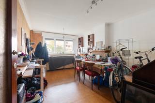 <p><strong>Gelijkvloers appartement met tuin op toplocatie in Mortsel</strong></p>
<p>Bent u op zoek naar een appartement met tuin dat u volledig naar eigen smaak kan inrichten? Dit gelijkvloers appartement, gelegen aan de Mechelsesteenweg 164 in Mortsel, biedt een uitstekende opportuniteit voor zowel eigen bewoning als investering.</p>
<p>Het appartement beschikt over een praktische indeling en omvat twee volwaardige slaapkamers, wat het bijzonder geschikt maakt voor koppels, kleine gezinnen of als investering voor verhuur.</p>
<p>Een absolute troef is de mooie en diepe tuin met zuid-west oriëntatie, waar u in alle rust kan genieten van zon en buitenruimte — een zeldzaamheid op deze locatie.</p>
<p>Het appartement dient volledig gerenoveerd te worden, wat u de kans biedt om het volledig naar eigen smaak en volgens hedendaagse normen in te richten.</p>
<p>EPC-waarde:<br />287 kWh/m²/jaar</p>
<p><strong>Troeven van dit pand:</strong></p>
<ul>
<li>Gelijkvloers appartement met tuin</li>
<li>Twee slaapkamers</li>
<li>Zuid-west georiënteerde buitenruimte</li>
<li>Interessant renovatiepotentieel</li>
<li>Centrale ligging met vlotte verbindingen naar Antwerpen en omliggende gemeenten</li>
<li>Nabij winkels, openbaar vervoer en voorzieningen</li>
</ul>
<p>Dankzij de gunstige ligging en het renovatiepotentieel vormt dit appartement een uitstekende opportuniteit voor wie op zoek is naar een woning met karakter en mogelijkheden.</p>
<p>Interesse? Neem vandaag nog contact op voor meer informatie of een bezoek ter plaatse.</p>