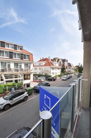 Zuidgericht appartement, op een boogscheut van het Rubensplein en de zeedijk.Indeling: inkomhall met vestiaire. Zonnige woonkamer met open zicht op...