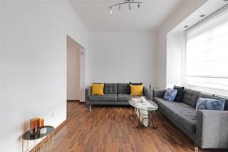 Bent u op zoek naar een opbrengstpand in perfecte staat?Dan kunnen wij u deze woning aanbieden, die bestaat uit twee erkende eenheden. Uitstekende staat van onderhoud, PVC ramen, betonnen tussenvloeren, individuele gasverwarming per eenheid. De indeling is als volgt: Begane grond: drie garages (waarvan één dubbele) en de inkomhal met trappenhuis. Eerste verdieping: een appartement: inkomhal, woonkamer, twee slaapkamers, doucheruimte en ingerichte keuken met toegang tot het grote terras. Tweede verdieping: een appartement: inkomhal, woonkamer, twee slaapkamers, doucheruimte en ingerichte keuken. Plat dak. Rustige buurt met toegang tot school, winkels en openbaar vervoer.Gemeubeld verkocht.
