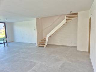 <p>Bent u op zoek naar een instapklare, energiezuinige gezinswoning op een absolute toplocatie? Deze hoogwaardig afgewerkte halfopen bebouwing aan de Bovenveld 19a te Holsbeek combineert een overvloed aan natuurlijk licht met een fantastische, groene ligging en een uitstekende bereikbaarheid richting Leuven en de E314.</p><p>De belangrijkste troeven van de woning:<br />- Keuken naar eigen smaak (niet inbegrepen): De keuken is niet inbegrepen in de verkoopprijs en dient nog door de koper te worden geïnstalleerd. Dit biedt u de unieke kans om uw droomkeuken volledig naar eigen wens, lay-out en budget in te richten.</p><p>- Licht & Ruimte: Grote glaspartijen zorgen voor een uitzonderlijk lichtrijke leefruimte en een open gevoel. 4 ruime slaapkamers en 2 badkamers. De hoofdbadkamer is uitgerust met een bad en douche, de tweede badkamer beschikt over een douche en toilet.</p><p>- Optimaal klimaat: Comfortabele vloerverwarming én vloerkoeling via een energiezuinige warmtepomp. Toekomstgericht & Duurzaam: Uitgerust met zonnepanelen en een geavanceerd ventilatiesysteem D voor een gezond binnenklimaat en een lage energiefactuur.</p><p>- Toplocatie: Gelegen in een rustige, residentiële straat nabij het groen, met scholen en winkels dichtbij, en een vlotte verbinding naar het bruisende Leuven.</p><p>Kortom: Een prachtig afgewerkte nieuwbouwwoning met alle luxe en comfort die u nog deels naar uw eigen hand kunt zetten!<br />Aansluit-, architect- en studiekosten inbegrepen in de prijs. BTW op constructie en registratie op bouwgrond niet inbegrepen</p>