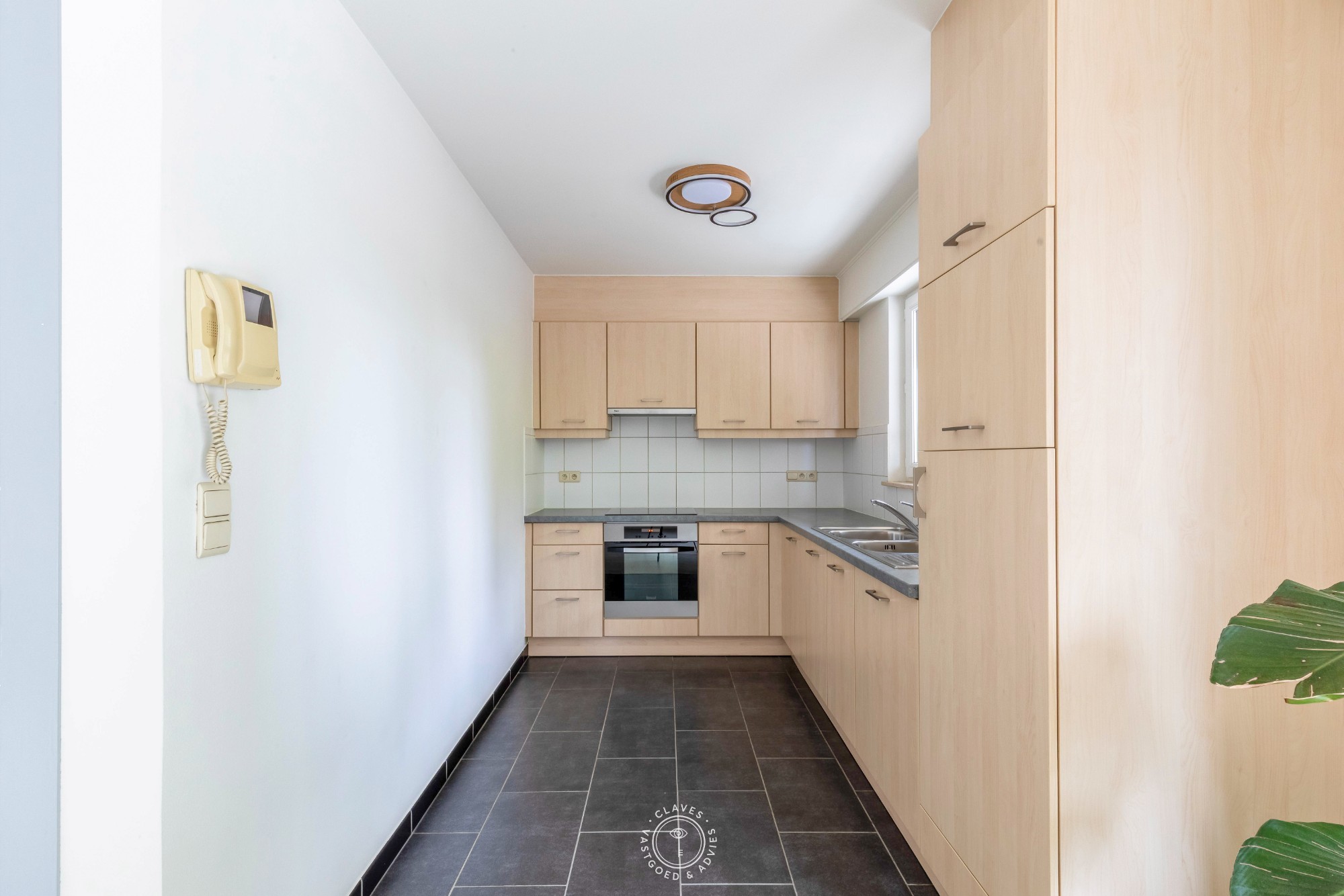 Verzorgd 2 slaapkamer appartement met ruim terras en autostaanplaats - foto 4