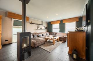 Voor meer info of om een bezoek in te plannen, neem contact op via 016199345 of via pieter.maes@homixx.be.<br /><br />Bent u op zoek naar een instapklare, ruime gezinswoning in Heist-op-den-Berg? Dan is deze praktisch ingerichte woning exact wat u zoekt! Enkele van de vele troeven:<br />- Gelegen vlakbij het centrum van Heist-op-den-Berg, de dichtstbijzijnde supermarkt en scholen en de verbindingswegen naar Aarschot / Leuven;<br />- Zeer goede energiescore (C), dankzij o.m. hoogrendementsbeglazing en 22 zonnepanelen (met groenestroomcertificaten tot 2031);<br />- Kamer op gelijkvloers die kan ingericht worden als praktijkruimte/bureauruimte/speelkamer;<br />- Onderhoudsvriendelijke tuin;<br />-...<br /><br /><br />INDELING: <br />Gelijkvloers: inkomhal, gastentoilet, polyvalente kamer, lichtrijke, ruime woonkamer met hoge glaspartijen, open keuken - voorzien van alle merktoestellen - wasplaats en inpandige garage voor één grote of twee kleinere auto's. Via de leefruimte heeft u toegang tot de grote, omheinde tuin , waar u in alle privacy kan genieten van de zon. Verder is er ook nog een tuinhuis.<br />Verdieping: drie ruime slaapkamers, waarvan één met een aparte doucheruimte, alsook een badkamer met bad, dubbele lavabo en toilet. Via een uitschuifbare trap bereikt u de zolderruimte, handig voor extra stockage. <br /><br />Kan u niet wachten om deze unieke woning te bezoeken? Plan dan snel uw bezoek in!<br /><br />Wenst u een gratis waardebepaling van uw eigendom? Neem dan vrijblijvend contact op via 016199345 of via pieter.maes@homixx.be.