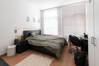Meerdere units beschikbaar.<br />Deze moderne studentenkamer bevindt zich in een recent gebouwd vlakbij campussen van AP en de UA. De kamer is efficiënt ingericht en biedt een comfortabele leefruimte voor studenten.<br /><br />Kenmerken van de kamer:<br /><br />Eigen Douche: De kamer beschikt over een eigen douche, wat extra comfort en privacy biedt.<br />Gemeenschappelijke Keuken: Er is een goed uitgeruste, gemeenschappelijke keuken beschikbaar waar je je maaltijden kunt bereiden en andere studenten kunt ontmoeten.<br />Gedeeld Terras/Tuin: Het complex beschikt over een gedeeld terras en tuin, perfect om te ontspannen, te studeren in de buitenlucht of om sociale contacten te leggen met medebewoners.<br /><br />Extra Informatie:<br />Maandelijkse Lasten: De maandelijkse lasten bedragen €100, inclusief alle kosten zoals water, elektriciteit, internet en schoonmaak van de gemeenschappelijke ruimtes.<br />Ligging: Gelegen in een bruisende en centraal gelegen wijk, zijn alle benodigde faciliteiten zoals de universiteit, bibliotheek, winkels en gezellige cafés op loopafstand bereikbaar.<br />Deze studentenkamer biedt een ideale combinatie van privacy en gemeenschappelijke ruimtes, waardoor het de perfecte plek is om te wonen tijdens je studietijd in Antwerpen.
