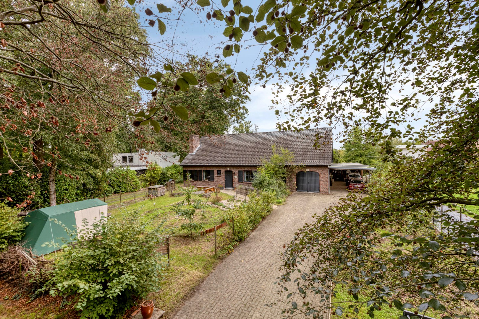 Ruime woning met 5 slpks gelegen op een rustige locatie met een vlotte verbinding naar de omliggende gemeenten ! - foto 1