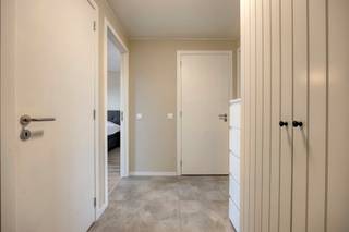 Dit appartement werd door de eerste eigenares aangekocht op plan en sindsdien met de grootste zorg onderhouden. Het verkeert in uitstekende staat en is volledig instapklaar.<br /><br />De inkomhal biedt ruimte voor een vestiaire en beschikt over een aparte toilet en een praktische berging met aansluiting voor een wasmachine. De lichtrijke leefruimte met open, volledig uitgeruste keuken vormt het hart van de woning en geeft uit op een ruim terras met een mooi, groen uitzicht over de gemeenschappelijke tuin. <br /><br />Verder beschikt het appartement over een comfortabele slaapkamer met aansluitende badkamer, waardoor het geheel een praktische en aangename indeling biedt.<br /><br />Extra troeven:<br />Recente residentie Parkview (2018)<br />EPC-label A: energiezuinig en lage verbruikskosten<br />Instapklaar en uitstekend onderhouden<br />Aparte ingang langs buiten <br />Ruim terras<br />Gemakkelijk bereikbare autostaanplaats op niveau -1<br />Uitstekende ligging nabij centrum, winkels, scholen, openbaar vervoer en station<br /><br />Een ideale woonst voor starters, alleenstaanden, koppels of als interessante investering !<br />Interesse? Contacteer olivia.laporte@dewaele.com 0499 46 93 34<br /><br />Bestuursmaatregelen in het maatregelenregister: nee