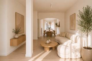 Bent u op zoek naar een woning waar werkelijk alles al voor u is gedaan? Deze verrassend ruime parel in het centrum van Izegem werd smaakvol en met oog voor detail gerenoveerd. De volledige woning is reeds professioneel opgeschilderd; u hoeft enkel uw verhuisdozen uit te pakken! <br /><br />We betreden de woning via de statige inkomhal. De ruime open leefruimte straalt pure klasse uit dankzij de keramische parkettegel en de high-end keuken is voorzien van een Mortex werkblad en Samsung-toestellen (geïntegreerde dampkap/ combi-oven/ frigo/ diepvries/ vaatwas/...). <br /><br />De woning telt drie volwaardige slaapkamers afgewerkt met een kwalitatieve en onderhoudsvriendelijke visgraatvinyl. De absolute eyecatcher is de master bedroom op de tweede verdieping met een eigen ensuite badkamer (voorzien van zowel ligbad als inloopdouche). Met nog een tweede badkamer voor de kids, een apart toilet en een praktische zolder is dit de ultieme gezinswoning. <br />Buiten geniet u van de ommuurde tuin met een strak houten terras in padouk, het is de ideale plek voor een zomerse BBQ. Een handige tuinberging achteraan de tuin maakt het plaatje compleet.<br /><br />Met een EPC A label, 13 zonnepanelen en volledig vernieuwde en conforme technieken bent u 100% klaar voor de toekomst. (elektriciteit conform/ nieuwe cv-installatie/regenput/ ventilatie/ zonnepanelen/ kelder/...) Kortom een unieke kans voor wie belang hecht aan kwaliteitsvol wonen! <br /><br />Interesse in deze topper? Bel of mail Jasper 0479/27 71 92 – Jasper@immopottelberg.be
