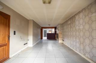 <p><span>Te koop: Op te frissen woning met potentieel – Boereweg 14, Terhagen</span></p><p><span> </span></p><p><span>Deze woning, rustig gelegen in de Boereweg te Terhagen en toch vlak bij het centrum, biedt heel wat mogelijkheden voor wie op zoek is naar een betaalbaar huis met potentieel.</span></p><p><span>Indeling:</span></p><ul><li><span>Inkomhal met toegang tot de leefruimte</span></li><li><span>Keuken met aansluitende extra berging</span></li><li><span>2 slaapkamers</span></li><li><span>Badkamer</span></li><li><span>Zolder bereikbaar via vaste trap, ideaal om in te richten als extra kamer of hobbyruimte</span></li></ul><p><span>De woning beschikt verder over voldoende bergruimte en een praktische indeling. Met de nodige opfrissingswerken kan dit huis worden omgetoverd tot een warm en comfortabele thuis.</span></p><p><span>Troeven:</span></p><ul><li><span>Rustige ligging vlak bij het centrum</span></li><li><span>2 slaapkamers en uitbreidingsmogelijkheid via zolder</span></li><li><span>Extra berging bij de keuken</span></li><li><span>Gunstige EPC C</span></li></ul><p><span>Interesse om van deze woning uw nieuwe thuis te maken? Neem gerust contact op voor meer informatie of een bezoek.</span></p><p><span>Sven Home4You</span></p><p><span>0478240853</span></p><p><span> </span></p>