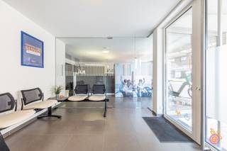 Op een uitstekende locatie in het centrum van Puurs bevindt zich dit ruime en verzorgde kantoor/handelszaak. De centrale ligging zorgt voor visibiliteit en een vlotte bereikbaarheid, tevens is er voldoende openbare parking in de Reststraat. <br /><br />Bij het betreden van het pand, komen we terecht in een wachtruimte. Verder is er een ruime open ruimte dat kan functioneren als hoofdkantoorruimte of winkel, wat zorgt voor een aangename werkomgeving. Daarnaast zijn er twee afzonderlijke kantoorruimtes. Als extra is er nog een keuken, berging en een apart toilet. De toegang tot het pand is rolstoeltoegankelijk.<br /><br />Het pand is momenteel volledig ingericht als kantoor en verkeert in een uitstekende, instapklare staat. Daarnaast is er ook een mogelijkheid om een bestemmingswijziging aan te vragen tot appartement.<br /><br />Een extra troef is de garagebox, een absolute meerwaarde op deze centrale ligging. Daarnaast is er ook veel parkeermogelijkheid in de buurt van het kantoor.<br /><br />Met een gunstig EPC-label A is het pand bovendien energiezuinig, wat zorgt voor een beperkte energiekost.<br /><br />Achteraan bevindt zich een kleine tuin, waar je in alle rust een pauze kan nemen.<br /><br />Dit pand kan tevens gehuurd worden.<br /><br />Heb je interesse in deze commerciële ruimte op toplocatie?<br />Neem gerust contact op via yordi@julimmo.be of 03 303 39 36.
