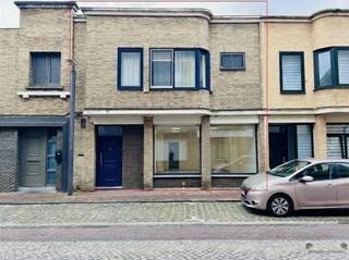 <p><span>Ruime woning met grote tuin in hartje Zele</span></p><p><span>Bent u op zoek naar een woning die u volledig naar eigen smaak kan renoveren, en dat op een topligging in het centrum van Zele? Dan is dit pand zeker het ontdekken waard.</span></p><p><span>Deze woning beschikt over een </span><span>ruime en lichtrijke leefruimte</span><span> waar grote raampartijen zorgen voor een aangename lichtinval. Aansluitend vindt u een </span><span>grote tuin</span><span>, ideaal voor wie houdt van buitenruimte, tuinieren of ontspannen in alle rust.</span></p><p><span>Op de verdieping zijn er </span><span>twee ruime slaapkamers</span><span> en </span><span>één kleinere kamer</span><span>, perfect als kinderkamer, bureau of dressing. De woning is uitgerust met </span><span>centrale verwarming op gas met een condensatieketel</span><span> en </span><span>recente dubbele beglazing</span><span>, wat alvast een degelijke basis vormt voor verdere renovatie.</span></p><p><span>Dankzij de </span><span>centrale ligging</span><span> bevinden winkels, scholen, openbaar vervoer en andere voorzieningen zich op wandelafstand.</span></p><p><span>Troeven op een rij:</span></p><ul><li><span>Centrum Zele</span></li><li><span>Ruime tuin</span></li><li><span>Lichtrijke leefruimte</span></li><li><span>2 ruime slaapkamers + 1 kleinere</span></li><li><span>Centrale verwarming op gas (condensatieketel)</span></li><li><span>Recente dubbele beglazing</span></li><li><span>Veel potentieel na renovatie</span></li></ul><p><span>Een ideale opportuniteit voor starters, investeerders of handige doe-het-zelvers die een woning met karakter en mogelijkheden zoeken.</span></p><p><span>Interesse? Neem gerust contact op voor meer informatie of een bezoek. 0480/636435</span></p>