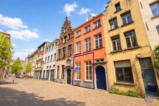 <p><span>Informatie appartement</span></p><p><span>Dit prachtige gelijkvloers duplex-appartement van ca. 100 m² met riant terras van 22m² biedt een unieke kans om te wonen in het hart van bruisend Antwerpen. Met zijn ruime opzet en stijlvolle afwerking is dit appartement een ware oase van comfort en rust, midden in de stad. De leefruimte straalt licht en warmte uit, dankzij de hoge plafonds en grote ramen die een overvloed aan natuurlijk licht binnenlaten. De moderne keuken is volledig uitgerust en ideaal voor gezellige diners of snelle maaltijden. De duplex-indeling zorgt voor een perfecte scheiding tussen de leefruimte en de privékamers, die zich op het hogere niveau bevinden en ultieme rust en privacy garanderen. Verder beschikt het appartement over een praktische opbergruimte, ruime slaapkamers, en een moderne badkamer die is uitgerust met alle comfort. En niet te vergeten: het centrum van Antwerpen ligt letterlijk voor de deur! Of je nu houdt van de nabijheid van cultuur, winkelstraten, hippe cafés en restaurants, of gewoon een rustig thuis zoekt in de stad, dit appartement heeft het allemaal. Een perfecte balans tussen stijl, ruimte en stadsleven!</span></p><p><span> </span></p><p><span>Indeling</span></p><ul><li><span>Kelderruimte voorzien op niveau -1 met elektriciteit en aansluiting voor wasmachine. </span></li></ul><p><span>gelijkvloers</span></p><ul><li><span>Inkomhal op tegelvloer en gastentoilet met handenwasser. </span></li><li><span>Ruime leefruimte van ca. 30m² -plafond: 3,15m hoog-die door de grote ramen geniet van veel natuurlijk daglich</span><span>t.</span></li><li><span>Keuken voorzien van een grote spoelbak, elektrische kookplaat met afzuigsysteem, afwasmachine en koelkast met vriesvak. Veel kastruimte. Deur naar ruim terras</span></li><li><span>Het terras van ca. 22m² waar u kan genieten van de ochtendzon.</span></li><li><span>slaapkamer 1 : ca. 19m²</span></li></ul><p><span>tussen verdiep</span></p><ul><li><span>Badkamer van ca. 5m² op tegelvloer ingericht met bad in douche en dubbele lavabo met meubel. </span></li><li><span>Achteraan een zeer ruime slaapkamer van ca. 15m². </span></li></ul><p><span> </span></p><ul><li><span>Het appartement werd in 2022 terug opgefrist. Nieuw keuken van 2022.</span></li><li><span>Alle ruimtes zijn voorzien van een onderhoudsvriendelijke laminaat; in de natte cellen is een tegelvloer gebruikt. </span></li></ul><p><span> </span></p><p><span>Algemene informatie</span></p><ul><li><span>Huurprijs: 1.280 EUR/maand.   </span></li><li><span>Beschikbaarheid: 15/06/2026.</span></li></ul><ul><li><span>Algemene kosten: 75 EUR/maand voor poetsen en water/ elektriciteit gemeenschappelijke delen, herstellingen,..</span></li></ul><p><span>+ provisie van 80 EUR/ maand voor verbruik water en gas. Afrekening éénmalig per jaar o.b.v. het effectieve verbruik. </span></p><ul><li><span>Individuele meter elektriciteit.</span></li><li><span>Huurwaarborg: 3 maanden.</span></li><li><span>Intredende plaatsbeschrijving zijnde 150 EUR + BTW.</span></li></ul><p><span> </span></p><p><span>Gebouw</span></p><ul><li><span>Goed onderhouden authentiek burgerhuis bestaande uit kelder, gelijkvloers en 3 verdiepen met appartementen. </span></li><li><span>Ruime inkomhal met authentieke elementen. </span></li><li><span>Lift niet aanwezig.</span></li><li><span>Parlofoon aanwezig.</span></li></ul><p><span> </span></p><p><span>Ligging</span></p><ul><li><span>In hartje Antwerpen in een verkeersluwe straat nabij de Meir, Grote Markt en de Groenplaats. </span></li><li><span>Winkels, openbaar vervoer, vélostations in de directe omgeving. </span></li><li><span>MOBISCORE: 9,3/10!</span></li></ul><p><span> </span></p><p><span>*De informatie in deze prospect is ter informatieve titel: de kandidaat-huurders moeten hun eigen zaak maken van het verkrijgen, controleren en interpreteren van deze informatie.</span></p><p><span> </span></p>