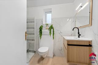 Ben je op zoek naar een opbrengsteigendom met twee instapklare appartementen met elk 3 slaapkamers, terras én een sterk rendement in...