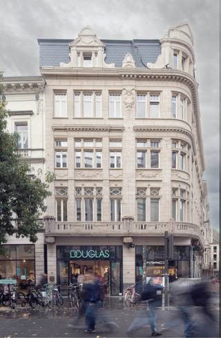 <p>Dit gebouw werd oorspronkelijk ontworpen door de architecten Léonard en Henri Blomme in 1905 en gebouwd in opdracht van diamantair Louis Coestermans in 1906.</p>
<p>Achter deze prachtige gevel bevinden zich drie kantoorruimtes, verdeeld over drie verdiepingen. Sinds 2019 is dit pand geklasseerd als bouwkundig erfgoed.</p>
<p>Dit hoekpand geniet van een topligging aan de Meir, in het centrum van Antwerpen. Het pand is uitstekend bereikbaar met het openbaar vervoer en de fiets. Ook met de auto zijn de kantoren vlot bereikbaar. De openbare ondergrondse parking Q-Park ’t Stad bevindt zich op slechts 240 meter van het kantoor.</p>
<p>Streefdatum oplevering 2<sup>e</sup> kwartaal 2026.</p>
<p><strong><br />Uitrusting van het kantoor:<br /></strong>- Verhoogde vloer<br />- Vloerbedekking met tapijttegels<br />- Nieuwe opengaande ramen<br />- Systeemplafond<br />- Ruime kitchenette met koelkast en vaatwasser<br />- Gemeenschappelijk mindervalidentoilet<br />- Fietsenstalling in de kelder<br />- Ruime lift, toegankelijk voor fietsen</p>
<p><strong> <br /></strong><strong>Technische kenmerken:<br /></strong>- Ventilatiesysteem<br />- Verwarming en koeling via warmtepomp<br />- Led-kantoorverlichting<br />- Zonnepanelen voor de gemeenschappelijke elektriciteit<br />- Vloerdozen met stopcontacten<br /><br /></p>