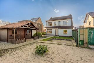 Charmante vrijstaande woning met 4 slaapkamers, inpandige garage en grote tuin op een perceel van 906m² nabij het dorpscentrum van...