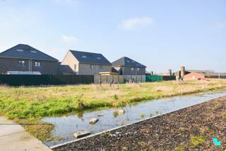 Ontdek deze nieuwbouwverkaveling met 45 verschillende type woningen, gelegen aan de Honzebrouckstraat (Hooglede) op een steenworp van Roeselare (o.a. het Mammoetcenter). De bewoonbare oppervlaktes variëren van 100 m² - 140 m² (volgens plan). Iedere woning beschikt over een praktische indeling door hun lichtrijke woonkamers en open keukengedeeltes.  Je kan rekenen op een aangename en energiezuinige warmteverdeling door de combinatie van een warmtepomp, zonnepanelen en vloerverwarming. Deze nieuwbouwsite geniet van een vlotte bereikbaar dankzij de onmiddellijke nabijheid van de Ring (N32) en E403 (Roeselare-Beveren). Volgende indeling voorzien gelijkvloers: Inkomhal met gastentoilet, ruime en lichtrijke leefruimte met open geïnstalleerde keuken (voorzien van de nodige toestellen) en aparte berging. De eerste verdieping bestaat uit een nachthal, vier ruime slaapkamers en ingerichte badkamer (inloopdouche, wastafel en toilet). De zolder is te bereiken via het zolderluik. Zuidwest gerichte, private tuin aanwezig. Vloerverwarming  | Warmtepomp | Ventilatiesysteem D | Gesplitste aankoop (aankoop grond valt onder verkooprechten en constructie onder BTW-stelsel - 21%) | De prijzen zijn steeds excl. BTW en aankoopkosten, een gedetailleerde prijslijst is beschikbaar op aanvraag | Plattegrond via www.bordes.be | Winkels op wandel- en fietsafstand | Mogelijkheid tot aankopen garagebox | www.bordes.be