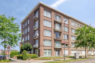<p><span>Stijlvol gerenoveerd appartement met 3 slaapkamers</span></p><p><span> </span></p><p><span>In een rustige en gegeerde woonomgeving aan de Pastoor Bauwenslaan in Wilrijk vindt u dit smaakvol gerenoveerde appartement met drie slaapkamers. De combinatie van hoogwaardige materialen, een doordachte indeling en veel natuurlijk licht zorgt voor een hedendaagse woonbeleving met maximaal comfort.</span></p><p><span>Bij het betreden van het appartement valt meteen de ruime en lichtrijke leefruimte op. Dankzij de grote raampartijen geniet u de hele dag door van een aangename lichtinval. De elegante visgraatparketvloer creëert een warme en verfijnde sfeer die perfect aansluit bij het moderne interieur.</span></p><p><span>De open designkeuken vormt het hart van de woning en is uitgerust met een stijlvol kookeiland en kwalitatieve inbouwtoestellen. Hierdoor combineert ze functionaliteit met een strakke uitstraling.</span></p><p><span>Verder beschikt het appartement over drie volwaardige slaapkamers die tal van mogelijkheden bieden, een moderne badkamer met ruime inloopdouche en een praktische inkomhal met voldoende opbergmogelijkheden.</span></p><p><span> </span></p><p><span>Bijzonderheden: </span><span><br />Volledig gerenoveerd in 2022<br />Veiligheidsdeur aanwezig<br />Hoogwaardige en duurzame afwerking<br />Karaktervolle visgraatparketvloer<br />Ruime leefomgeving met veel lichtinval<br />Rustige maar centrale ligging</span></p><p><span>Onmiddellijk beschikbaar </span></p><p><span> </span></p><p><span>Kosten:</span><span><br />Provisie gemeenschappelijke kosten: 150€/maand (onderhoud en verbruik van de gemeenschappelijke delen)<br />Individuele meters voor gas en elektriciteit</span></p><p><span> </span></p><p><span>Ligging:</span></p><p><span>Ook de locatie is een sterke troef. Het appartement bevindt zich in een aangename residentiële buurt met winkels, scholen, openbaar vervoer en recreatiemogelijkheden in de nabije omgeving. Bovendien zorgen de uitstekende verbindingen naar de A12, E19 en de Antwerpse Ring voor een snelle bereikbaarheid van Antwerpen en de omliggende gemeenten.</span></p><p><span> </span></p><p><span> </span></p>