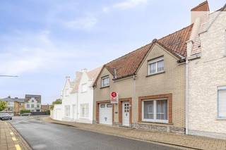 Maison à vendre avec 3 chambres, garage intérieur et jardin à Ypres. La maison est étonnamment calme et bénéficie d'une connexion fluide à l'A19, à la JYZ et à la zone industrielle. <br /><br />Contactez Maxime au 0493 25 32 64 ou via maxime.delbaere@dewaele.com <br /><br />La propriété se compose de : <br />Hall d'entrée - Salon avec poêle à gaz - Cuisine attenante avec confort de base - Salle de bain au rez-de-chaussée avec lavabo, toilettes et douche - Garage intérieur spacieux. <br /><br />Étage + 1 : hall de nuit de 3 chambres. <br /><br />Extérieur : Joli jardin avec abri de jardin. <br /><br />GÉNÉRAL :<br />- Étiquette F EPC <br />- Situé au calme dans le centre d'Ypres <br />- Connexion facile à l'A19, à la JYZ et à la zone industrielle. <br />- Garage intérieur, grande valeur ajoutée<br /><br />Ce bien est soumis à l'obligation de rénovation imposée par le gouvernement flamand pour les bâtiments résidentiels (sauf en cas de démolition dans les 5 ans suivant l'achat). Pour plus d'informations, veuillez consulter le site web de l'Agence flamande de l'Énergie et du Climat via https://www.vlaanderen.be/een-woning-kopen/renovatieverplichting-voor-residentiele-gebouwen<br /><br />Registre des mesures: non