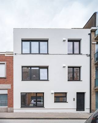 Ontdek dit volledig gerenoveerde gelijkvloers appartement in de Hoogstraat 39 te Assenede. Met een bewoonbare oppervlakte van 107 m² en een ruime...