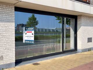 Ontdek luxe wonen aan het kanaal in Bredene! Dit ruime gelijkvloerse appartement met 2 slaapkamers en 2 badkamers biedt een mooi uitzicht. Geniet...