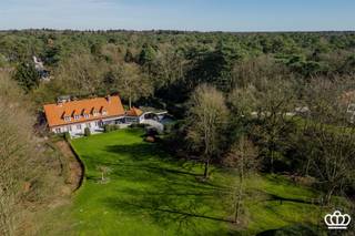 Villa “De Bunt”, een tijdloze villa, top gelegen aan de Golf van Kapellenbos op een zuid gericht perceel van ca. 1 hectare, de villa omvat...