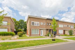 <p>Deze gezellige en trendy gezinswoning is gelegen in het hartje van Willebroek, waardoor winkels, scholen en horecazaken op wandelafstand zijn.</p><p></p><p>Uiteraard is er een uitstekende verbinding met de A12, N16 en E19. Je wordt verwelkomd in de gezellig inkomhal met gastentoilet. Hier voel je al meteen de warme en simplistische sfeer. De eyecatcher van de woning is zonder twijfel de lichtrijke leefruimte met zicht op de groene tuin. De aansluitende keuken werd volledig vernieuwd en voldoet aan alle comfort. Naast de keuken vind je de praktische bergplaats met aansluitingen voor een wasmachine. Onder de trap is nog een extra berging aanwezig. Op de eerste verdieping zijn 3 slaapkamers en een badkamer aanwezig. In de verzorgde tuin kom je tot rust op het aangelegd terras in een oase van groen. Bovendien is er achteraan de woning nog een extra uitweg van 1,5 meter.</p><p></p><p>Kortom de ideale starterswoning!</p><p></p><p>Meer info en documenten op www.malines-group.be</p>