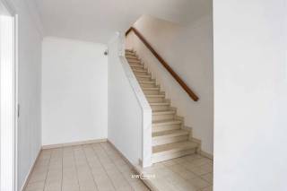 Welkom in deze bijzonder ruime en brede woning, rustig gelegen in het mooie Tielrode. Hier geniet je van een aangename woonomgeving, met scholen, ontspanning en dagelijkse voorzieningen in de nabije omgeving. <br /><br />Bij het binnenkomen valt meteen de aangename ruimte en de overvloed aan natuurlijk licht op. De zeer ruime leefruimte biedt volop mogelijkheden om er een gezellige thuis van te maken en geniet bovendien van een mooi zicht op het terras. De verzorgde keuken sluit rechtstreeks aan op een praktische berging, waardoor ook het dagelijkse leven hier bijzonder comfortabel georganiseerd kan worden.<br /><br />Op de bovenverdieping bevinden zich drie mooie slaapkamers en een aangename badkamer met ligbad. De woning beschikt daarnaast over een garage en een handige achteruitweg, wat een grote meerwaarde vormt.<br /><br />Dankzij de centrale verwarming, dubbele beglazing en betonnen structuur is deze woning bovendien degelijk en comfortabel. De brede bouw zorgt voor een heerlijk ruimtelijk gevoel en de vele ramen brengen overal een mooie hoeveelheid daglicht binnen.<br /><br />Een warme, ruime en instapklare woning op een rustige en aangename locatie in Tielrode, waar je je meteen thuis kunt voelen.